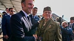 Ο Εμανουέλ Μακρόν στις εκδηλώσεις για την Απόβαση στη Νορμανδία