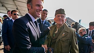 Ο Εμανουέλ Μακρόν στις εκδηλώσεις για την Απόβαση στη Νορμανδία