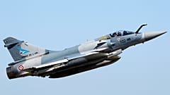Foto de archivo: El avión de combate Mirage 2000 de la Fuerza Aérea francesa despega para una misión en Libia en 2011