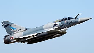 Foto de archivo: El avión de combate Mirage 2000 de la Fuerza Aérea francesa despega para una misión en Libia en 2011