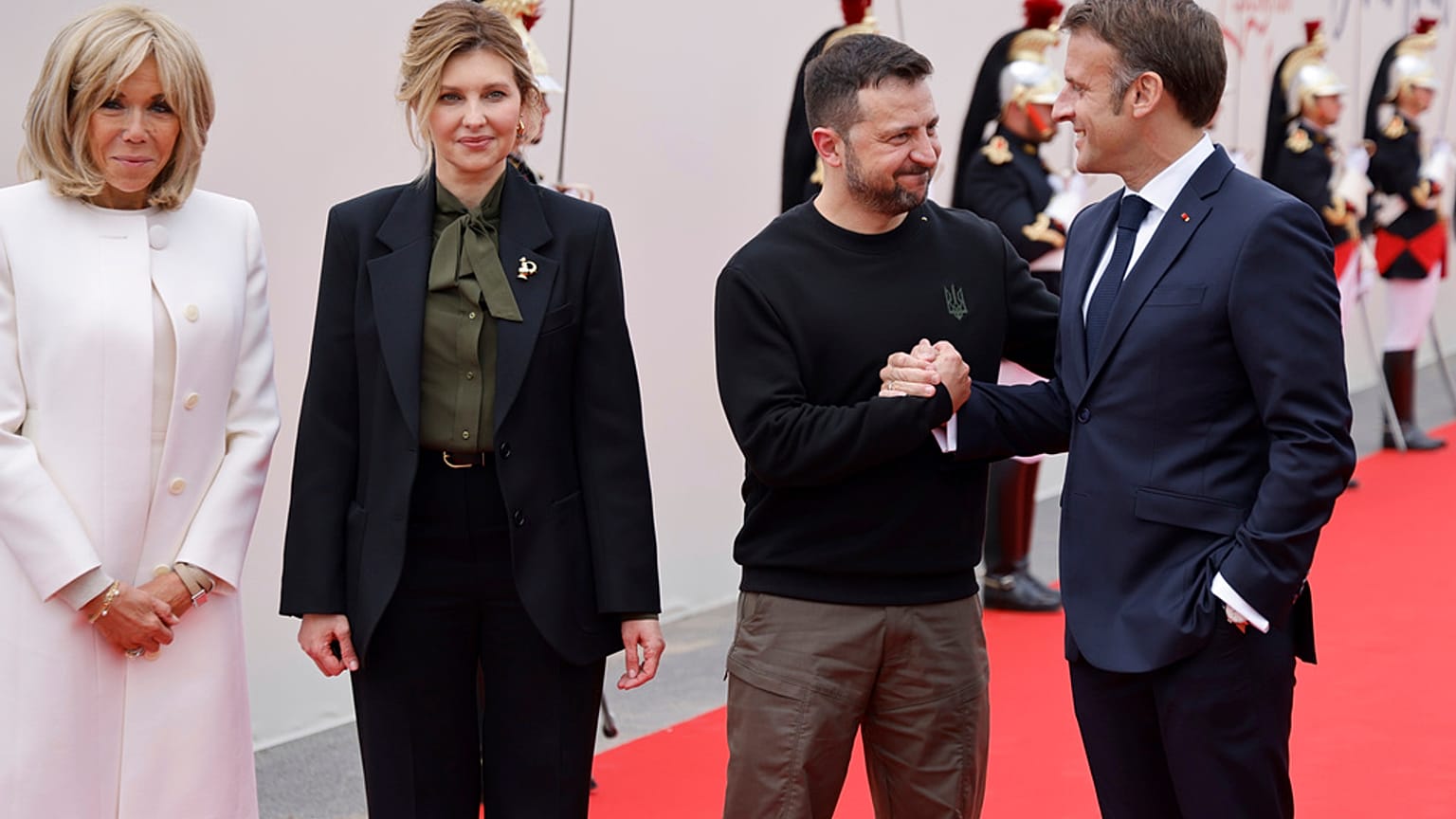 Der ukrainische Präsident und seine Frau mit dem französischen Präsidenten und seiner Frau zur internationalen Zeremonie am Omaha Beach.