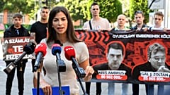 Szentkirályi Alexandra sajtótájékoztatót tart május 29-én a budapesti Madách téren