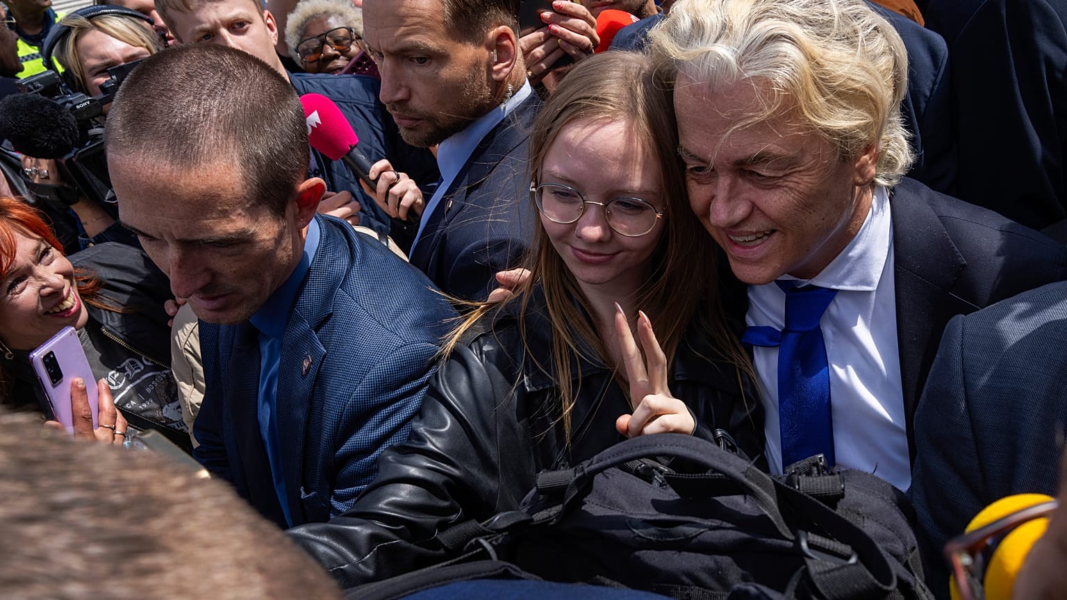 Geert Wilders, a PVV képviselője pózol egy képen az európai uniós választások kampánystopján egy hágai piacon, 2024. június 5-én.