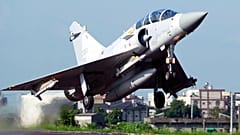Истребитель Mirage 2000 ВВС Тайваня взлетает с закрытого участка шоссе во время ежегодных военных учений Хань Куанг во вторник, 16 сентября 2014 года, в Цзяи, центральный Тайв