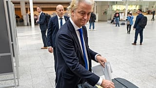 El legislador antiislamista Geert Wilders, del PVV, deposita su voto para las elecciones a la UE en La Haya, el 6 de junio de 2024.