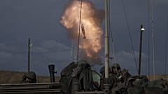 جنود إسرائيليون يطلقون قذيفة على غزة