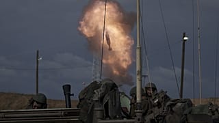 جنود إسرائيليون يطلقون قذيفة على غزة