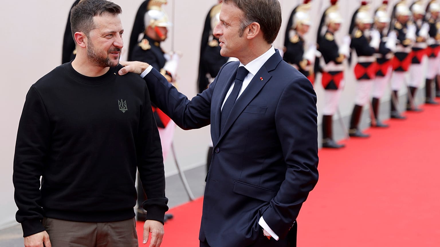 Le président ukrainien Volodymyr Zelensky salué par le président français Emmanuel Macron, lors de la cérémonie internationale à Omaha Beach, près de Saint-Laurent-sur-Mer