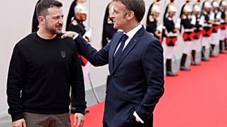 Le président ukrainien Volodymyr Zelensky salué par le président français Emmanuel Macron, lors de la cérémonie internationale à Omaha Beach, près de Saint-Laurent-sur-Mer