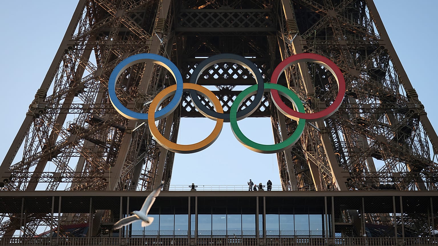 Aros olímpicos en la Torre Eiffel