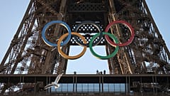 Aros olímpicos en la Torre Eiffel