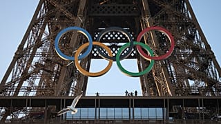 Aros olímpicos en la Torre Eiffel