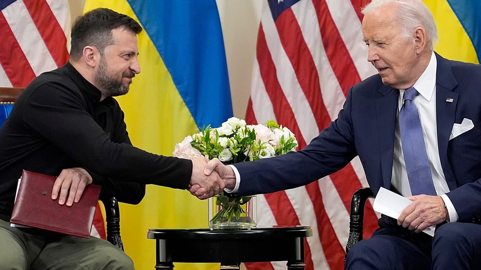 O Presidente dos EUA, Joe Biden, cumprimenta o Presidente da Ucrânia, Volodymyr Zelenskyy, em Paris, na sexta-feira, 7 de junho de 2024. .