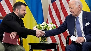 O Presidente dos EUA, Joe Biden, cumprimenta o Presidente da Ucrânia, Volodymyr Zelenskyy, em Paris, na sexta-feira, 7 de junho de 2024. .