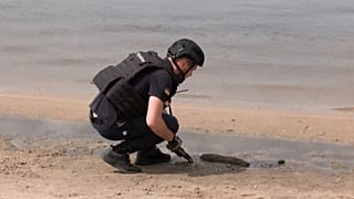 Ukrainischer Pyrotechniker am Ufer des Dnipro in der Region Saporischschja.