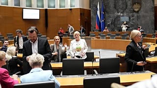 A szlovén parlament üléstermében