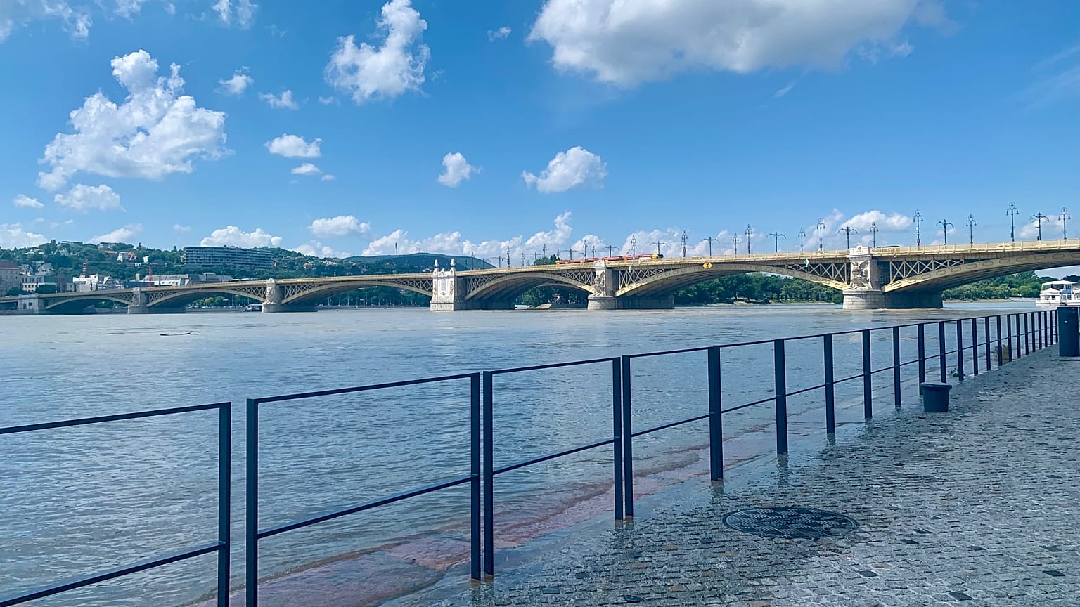 A Margit-híd a pesti alsó rakpart felől nézve - Budapest, 2024. 06.07.
