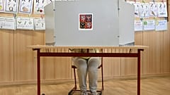 Подготовка бюллетеней для голосования на выборах в Европарламент в Праге, Чешская Республика, 7 июня 2024 г.