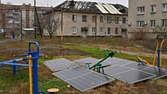 Painéis solares no pátio de um edifício de apartamentos em Lyman, região de Donetsk, novembro de 2022.