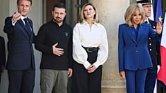 Emmanue Macron (links) und seine Ehefrau Brigitte empfangen den ukrainischen Präsidenten Wolodymyr Selenskyj (zweiter von links) und seine Frau Olena Selenska