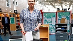 Dänemarks Ministerpräsidentin Mette Frederiksen gibt am vergangenen Samstag in der Hauptbibliothek in Aalborg, Jütland, Dänemark, ihre Stimme für die Wahlen zum Europäischen Parlament ab.