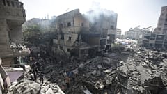 فلسطينيون ينظرون إلى آثار القصف الإسرائيلي على مخيم النصيرات بقطاع غزة، السبت 8 يونيو 2024.