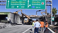 Σε εξέλιξη βρίσκονται οι εργασίες κατεδάφισης της αερογέφυρας που υπέστη σημαντικές ζημιές μετά την πυρκαγιά που ξέσπασε το βράδυ της Παρασκευής μετά την ανατροπή βυτιοφόρου