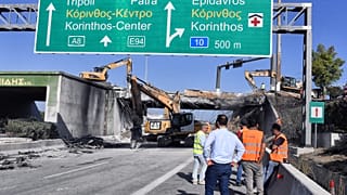 Σε εξέλιξη βρίσκονται οι εργασίες κατεδάφισης της αερογέφυρας που υπέστη σημαντικές ζημιές μετά την πυρκαγιά που ξέσπασε το βράδυ της Παρασκευής μετά την ανατροπή βυτιοφόρου