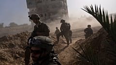 يتخذ جنود إسرائيليون مواقعهم خلال عملية برية في خان يونس بقطاع غزة في 10 يناير 2024.