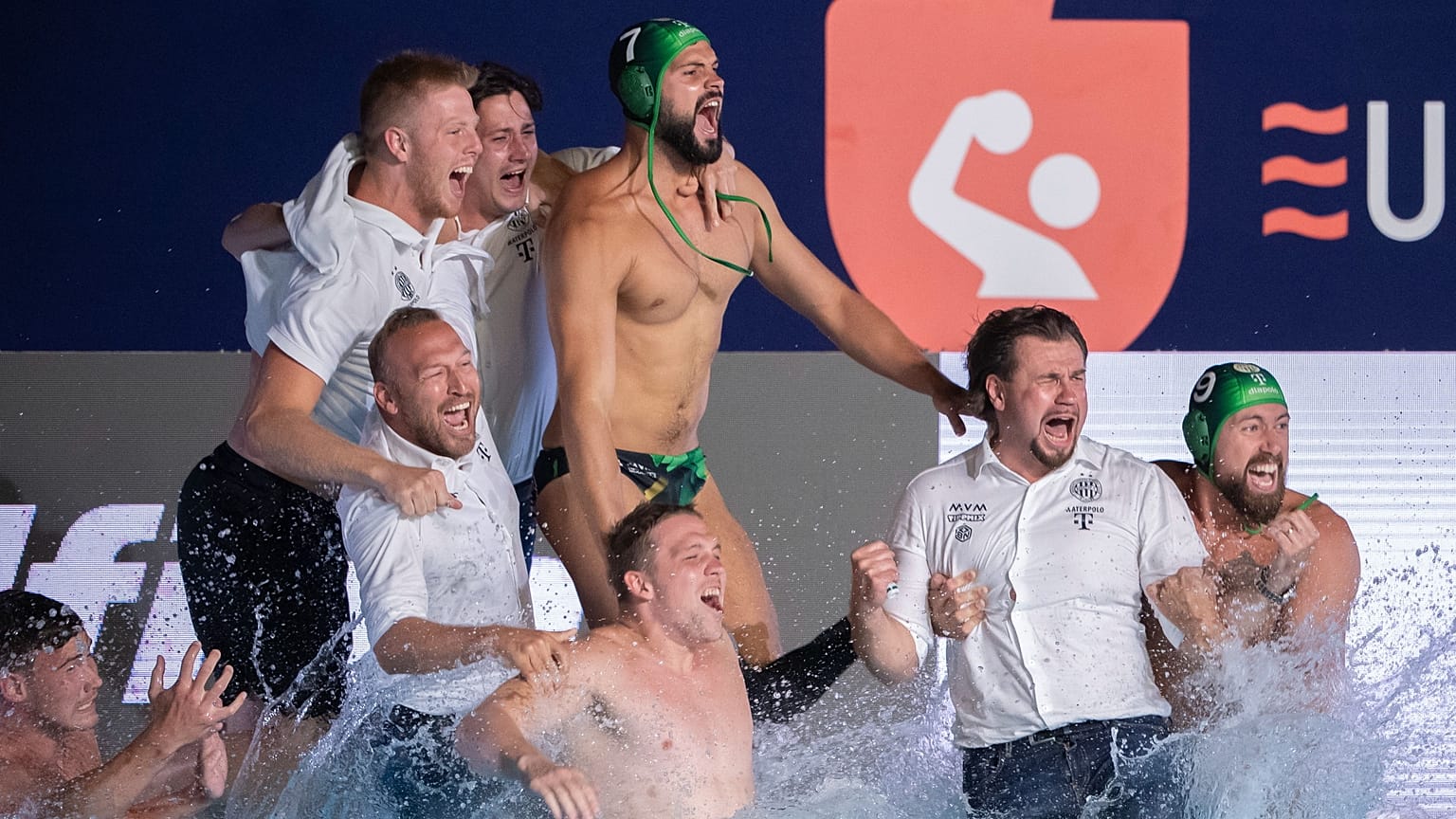A győztes FTC játékosai a medencébe ugranak Nyéki Balázs vezetőedzővel (jobbról a 2) a férfi vízilabda BL döntője után 2024. június 7-én. 