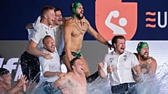 A győztes FTC játékosai a medencébe ugranak Nyéki Balázs vezetőedzővel (jobbról a 2) a férfi vízilabda BL döntője után 2024. június 7-én. 