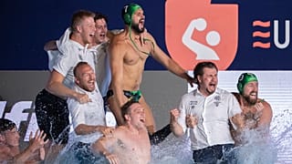 A győztes FTC játékosai a medencébe ugranak Nyéki Balázs vezetőedzővel (jobbról a 2) a férfi vízilabda BL döntője után 2024. június 7-én. 