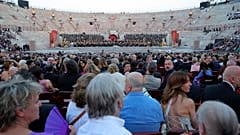 Les Arènes de Vérone ont célébré l'opéra italien, désormais inscrit au patrimoine de l'Unesco.