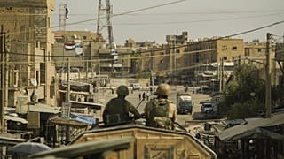 جنود في أحد الشوارع في دير الزور