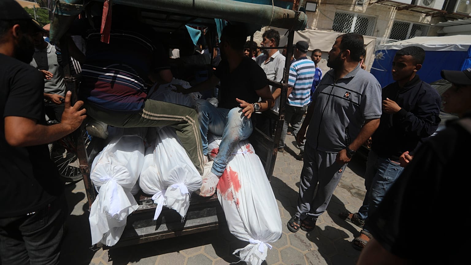 Palästinenser, die bei der israelischen Bombardierung des Gazastreifens getötet wurden, werden in das al-Aqsa-Krankenhaus in Deir al-Balah im Zentrum des Gazastreifens gebracht, Samstag, 8. Juni 2024.