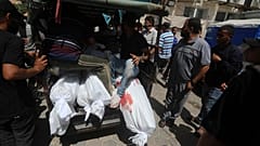 Μεταφορά σορών μετά την ισραηλινή επίθεση στη Νουσέιρα στη Γάζα για την απελευθέρωση των ομήρων