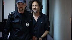 Ο Γάλλος πολίτης Laurent Vinatier, δεξιά, συνοδεύεται σε κλουβί σε δικαστική αίθουσα του περιφερειακού δικαστηρίου Zamoskvoretsky στη Μόσχα, Ρωσία, την Παρασκευή 7 Ιουνίου 2024.