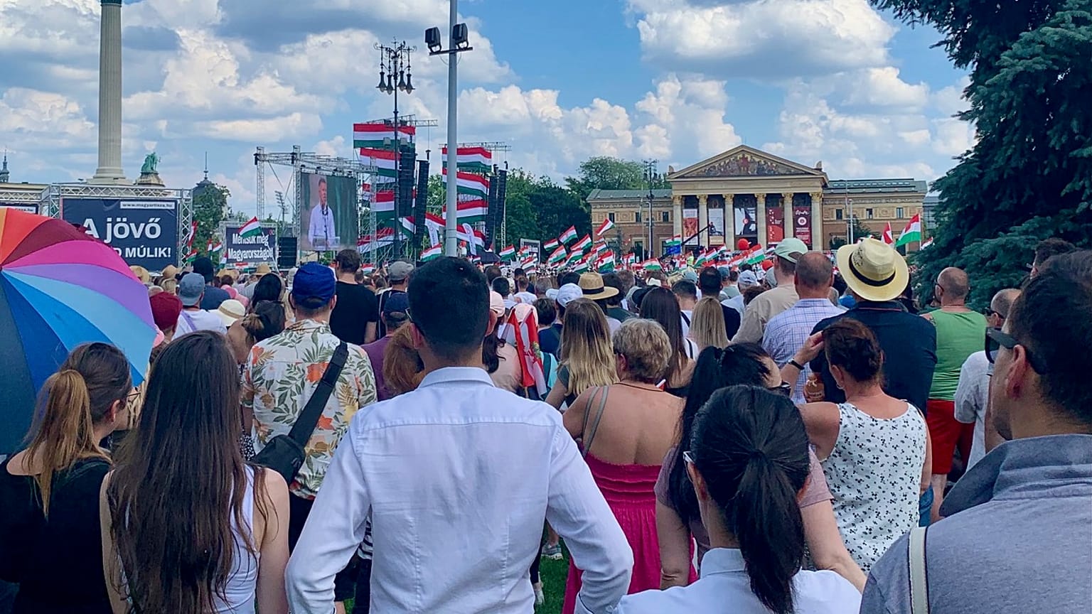 Magyar Péter beszédét hallgató emberek a Hősök terén - Budapest, 2024.06.08.