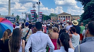 Magyar Péter beszédét hallgató emberek a Hősök terén - Budapest, 2024.06.08.
