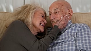 Weltkriegs-Der Veteran des Zweiten Harold Terens (100, rechts) und Jeanne Swerlin (96) in Boca Raton, Florida, 29. Februar 2024,.