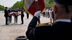 Τζο Μπάιντεν και Εμανουέλ Μακρόν καταθέτουν στεφάνι στο μνημείο του Άγνωστου Στρατιώτη στο Παρίσι