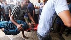 نقل أحد المصابين جراء القصف الإسرائيلي إلى المستشفى