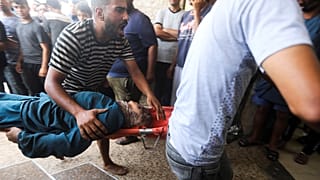 نقل أحد المصابين جراء القصف الإسرائيلي إلى المستشفى
