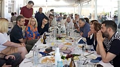 Ο Κυριάκος Μητσοτάκης συνομιλεί με τους πολιτικούς συντάκτες