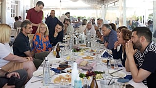 Ο Κυριάκος Μητσοτάκης συνομιλεί με τους πολιτικούς συντάκτες