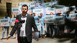 Vitézy Dávid főpolgármester-jelölt a budapesti Kamermayer Károly téren tartott sajtótájékoztatón 2024. június 8-án.
