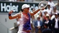 Iga Swiatek ünnepel, miután győzött az olasz Jasmine Paolini ellen a francia nemzetközi teniszbajnokság női egyesének döntőjében Párizsban 2024. június 8-án.