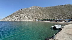 Agios Nikolaos strandja, ahonnan a brit orvos és televíziós műsorvezető, Michael Mosley a feltételezések szerint elindult Szími szigetén. 2024. június 7.