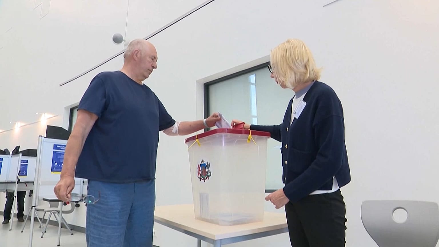 Un hombre deposita su voto en las elecciones de la UE en un colegio electoral de Riga, el 8 de junio de 2024.