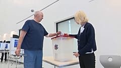 Egy férfi leadja szavazatát az európai parlamenti választásokon egy rigai szavazóhelyiségben 2024. június 7-én